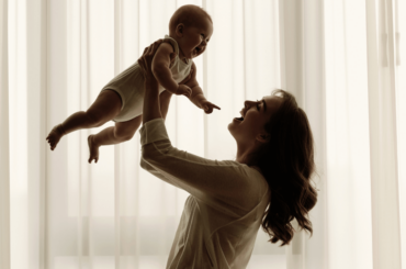 Smiling mother with baby in her arms - Help for single mothers in the US