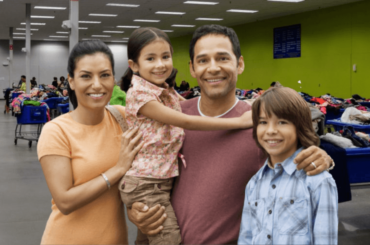 hispanic family smiling - Traveling while undocumented